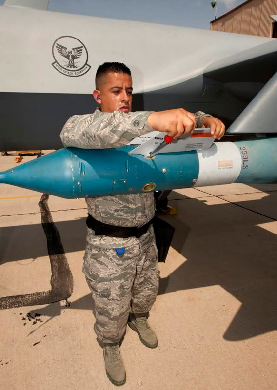 Lắp bom dẫn đường laser GBU-12 cho UAV MQ-9 Reaper tại căn cứ Không quân Holloman. Lắp bom dẫn đường laser GBU-12 cho UAV MQ-9 Reaper tại căn cứ Không quân Holloman.