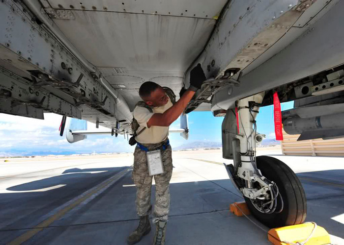 Nevada (16/7/2012): bảo dưỡng máy bay A-10C Thunderbolt II tại căn cứ Không quân Nellis thuộc tiểu bang Nevada. Nevada (16/7/2012): bảo dưỡng máy bay A-10C Thunderbolt II tại căn cứ Không quân Nellis thuộc tiểu bang Nevada.