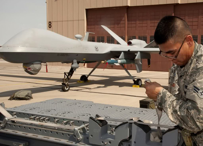 Lắp bom dẫn đường laser GBU-12 cho UAV MQ-9 Reaper tại căn cứ Không quân Holloman. Lắp bom dẫn đường laser GBU-12 cho UAV MQ-9 Reaper tại căn cứ Không quân Holloman.