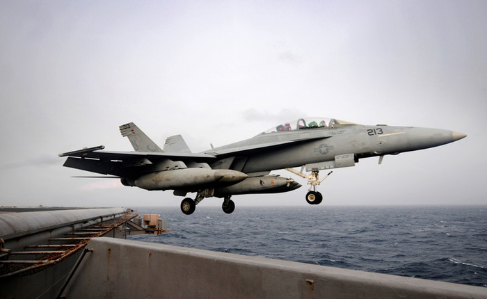 Biển Ả-rập (10/7/2012): Tiêm kích F/A-18E Super Hornet chuẩn bị cất cánh từ tàu sân bay USS Abraham Lincoln (CVN 72). Biển Ả-rập (10/7/2012): Tiêm kích F/A-18E Super Hornet chuẩn bị cất cánh từ tàu sân bay USS Abraham Lincoln (CVN 72).