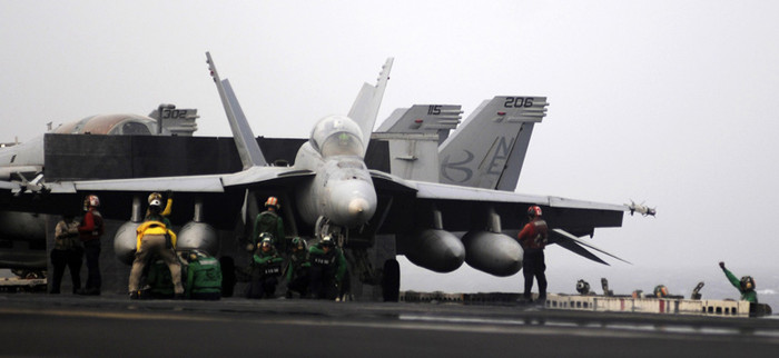 Biển Ả-rập (10/7/2012): Tiêm kích F/A-18E Super Hornet cất cánh từ tàu sân bay USS Abraham Lincoln (CVN 72). Biển Ả-rập (10/7/2012): Tiêm kích F/A-18E Super Hornet cất cánh từ tàu sân bay USS Abraham Lincoln (CVN 72).