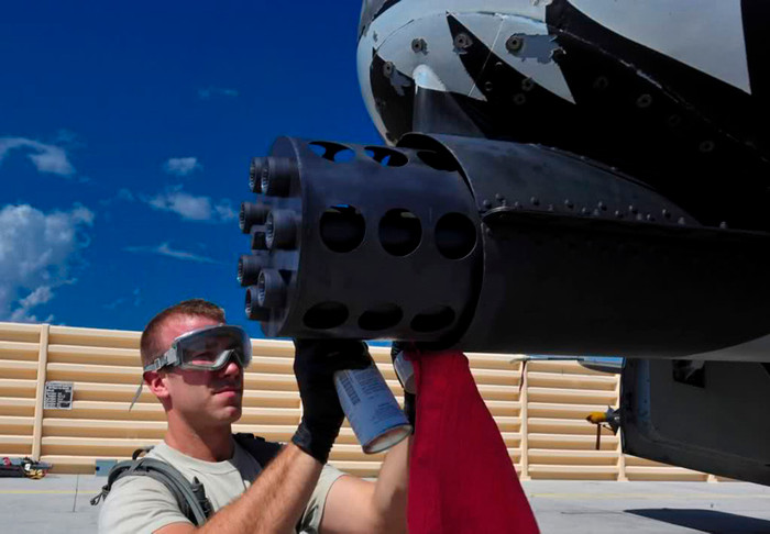 Nevada (16/7/2012): bảo dưỡng máy bay A-10C Thunderbolt II tại căn cứ Không quân Nellis thuộc tiểu bang Nevada. Nevada (16/7/2012): bảo dưỡng máy bay A-10C Thunderbolt II tại căn cứ Không quân Nellis thuộc tiểu bang Nevada.