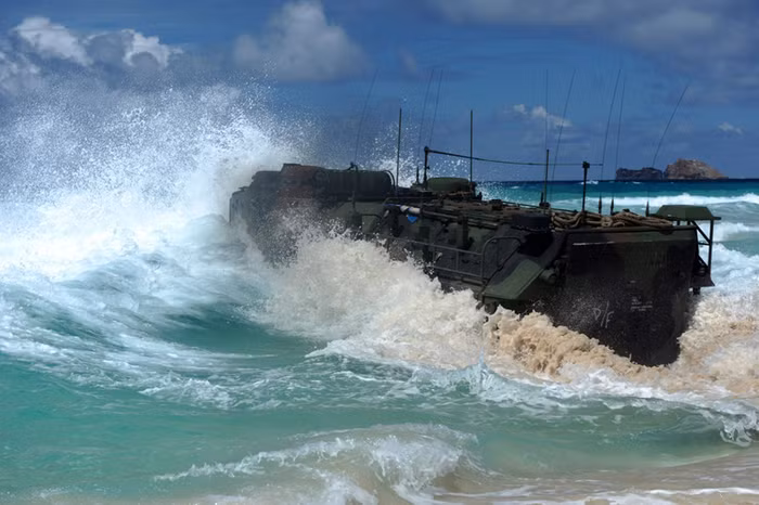 Hawaii (12/7/2012): Xe bọc thép đỏ bộ của Thủy quân lục chiến Hoa Kỳ trong cuộc tập trận RIMPAC 2012.