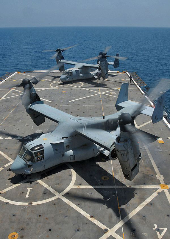Biển Ả rập (14/7/2012): Hai trực thăng MV-22 Osprey chuẩn bị cất cánh trên tàu đổ bổ tấn công USS New York (LPD 21). Biển Ả rập (14/7/2012): Hai trực thăng MV-22 Osprey chuẩn bị cất cánh trên tàu đổ bổ tấn công USS New York (LPD 21).