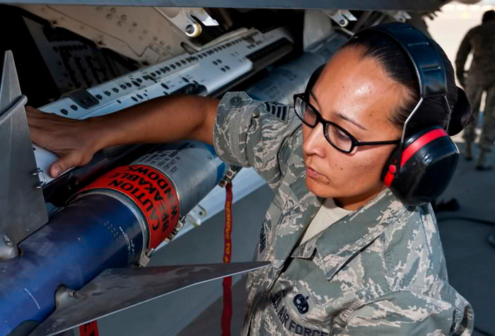 Bảo dưỡng, kiểm tra tên lửa không-đối-không AIM-9 Sidewinder tại căn cứ Không quân Nellis thuộc tiểu bang Nevada. Bảo dưỡng, kiểm tra tên lửa không-đối-không AIM-9 Sidewinder tại căn cứ Không quân Nellis thuộc tiểu bang Nevada.