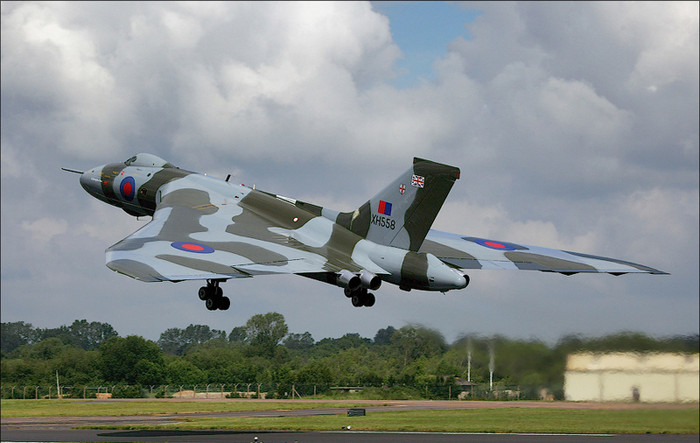 Vulcan có đội bay bình thường gồm 5 thành viên (hai phi công, hai hoa tiêu và một nhân viên điều khiển điện tử), trong đó chỉ phi công và phi công phụ được trang bị ghế phóng. Vulcan có đội bay bình thường gồm 5 thành viên (hai phi công, hai hoa tiêu và một nhân viên điều khiển điện tử), trong đó chỉ phi công và phi công phụ được trang bị ghế phóng.