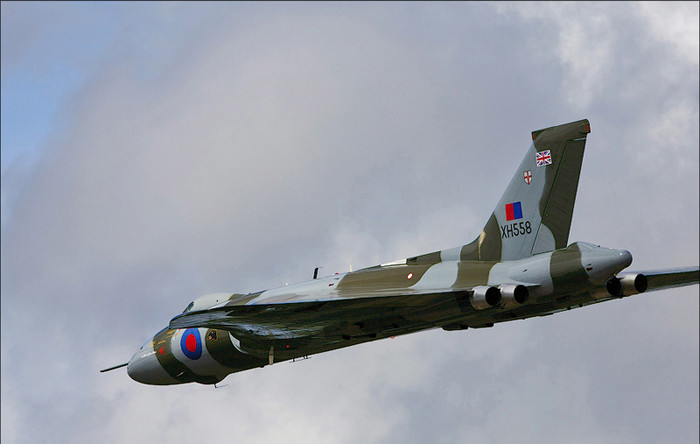 Một ngày sau đó (17/8/2007), động cơ phản lực No.3 Rolls-Royce Olympus 202 của XH558 đã lần đầu tiên hoạt động thành công sau 20 năm. Một ngày sau đó (17/8/2007), động cơ phản lực No.3 Rolls-Royce Olympus 202 của XH558 đã lần đầu tiên hoạt động thành công sau 20 năm.