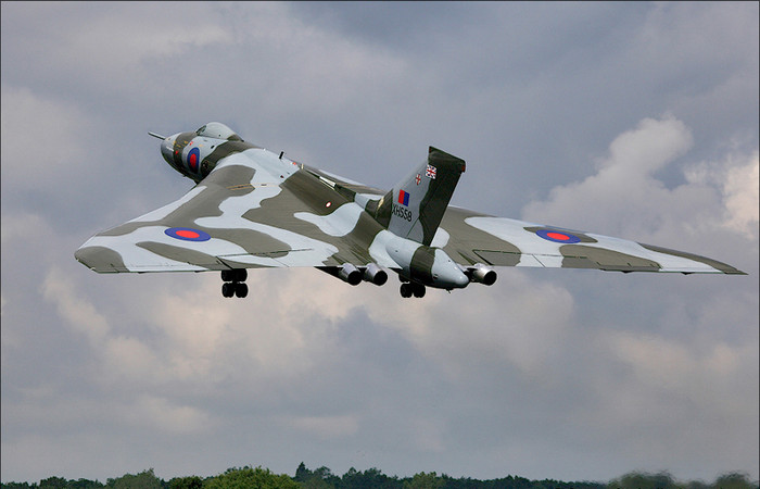 Trang bị vũ khí của Vulcan gồm: 1 tên lửa hạt nhân Blue Steel hay 9 tấn bom thông thường. Trang bị vũ khí của Vulcan gồm: 1 tên lửa hạt nhân Blue Steel hay 9 tấn bom thông thường.