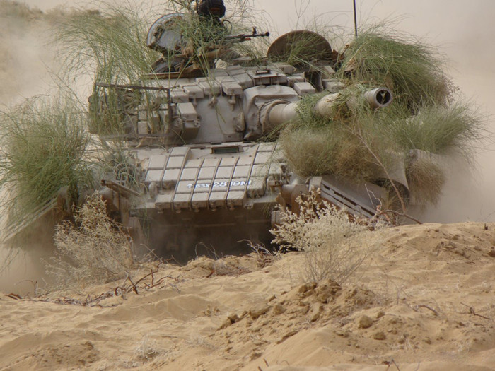 Một góc nhìn khác của chiếc tăng T-72 Một góc nhìn khác của chiếc tăng T-72