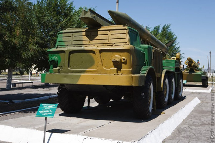 Hệ thống tên lửa 9K-52 Luna-M. Đây là một tổ hợp tên lửa đường đạn tầm ngắn của Liên Xô. Đạn tên lửa 9M21 có khả năng ổn định quay và không dẫn đường. Hệ thống tên lửa 9K-52 Luna-M. Đây là một tổ hợp tên lửa đường đạn tầm ngắn của Liên Xô. Đạn tên lửa 9M21 có khả năng ổn định quay và không dẫn đường.