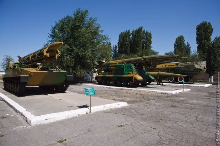 Luna được đưa vào trang bị năm 1960 và phục vụ cho đến năm 1982. Mỗi sư đoàn tăng và súng trường cơ giới hóa có một tiểu đoàn Luna với hai khẩu đội, mỗi khẩu đội có 2 xe 2P16. Luna có thể sử dụng đạn tên lửa 3R9 với đầu đạn HE thường 3N15 có tần bắn 12 tới 44,6 km và đạn tên lửa 3R10 với đầu đạn hạt nhân 3N14 nặng 400 kg có tầm bắn 10 tới 32,1 km.