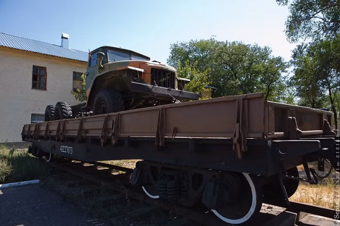 Xe chuyên chở tên lửa bằng đường sắt.