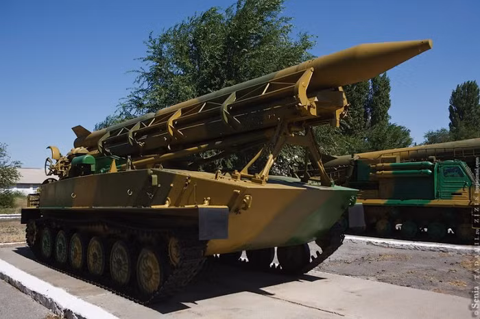 2K6 Luna (tiếng Nga: Луна; định danh NATO: FROG-3) là một tổ hợp tên lửa đường đạn tầm ngắn của Liên Xô. Đạn phản lực của Luna dùng nhiên liệu rắn, không dẫn đường và có khả năng ổn định quay. Từ năm 1965, 2K6 Luna được thay thế bằng các tổ hợp 9K52 Luna-M hiện đại hơn.