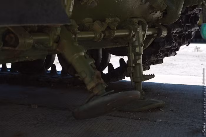 Cận cảnh bánh xích của xe phóng tên lửa 9K-72.