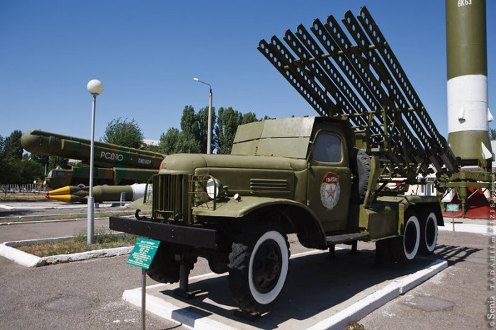 Tên lửa đạn đạo tầm trung RSD-10 Pioneer (SS-20 Saber) mang ba đầu đạn hạt nhân 150KT. RSD-10 rút khỏi thành phần phục vụ năm 1987 theo sự thỏa thuận của hiệp ước về vũ khí hạt nhân tầm trung. Tên lửa đạn đạo tầm trung RSD-10 Pioneer (SS-20 Saber) mang ba đầu đạn hạt nhân 150KT. RSD-10 rút khỏi thành phần phục vụ năm 1987 theo sự thỏa thuận của hiệp ước về vũ khí hạt nhân tầm trung.