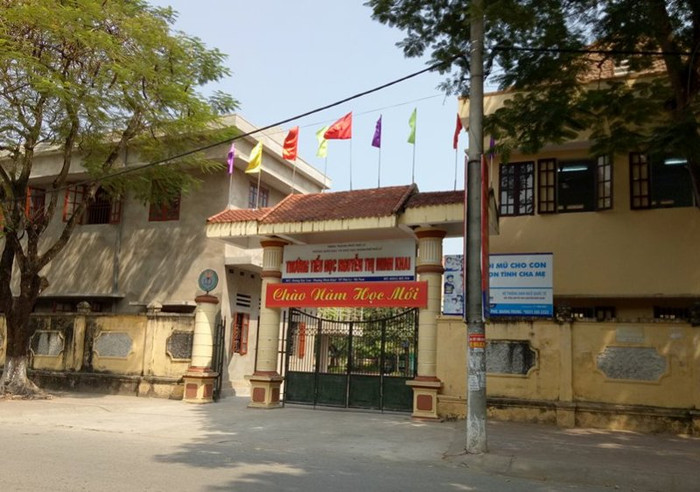 Phụ huynh Trường Tiểu học Nguyễn Thị Minh Khai cho rằng, trong thời gian hè, nhà trường phát sách giáo khoa thực nghiệm mô hình mới cho toàn học sinh khối lớp 2 và sau đó thu tiền (Ảnh MC) Phụ huynh Trường Tiểu học Nguyễn Thị Minh Khai cho rằng, trong thời gian hè, nhà trường phát sách giáo khoa thực nghiệm mô hình mới cho toàn học sinh khối lớp 2 và sau đó thu tiền (Ảnh MC)