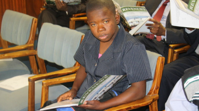 Maud Chifamba - người Zimbabwe, 14 tuổi là sinh viên trẻ nhất ở khu vực miền Nam châu Phi. Maud Chifamba - người Zimbabwe, 14 tuổi là sinh viên trẻ nhất ở khu vực miền Nam châu Phi.