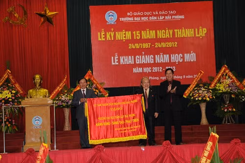 Đồng chí Phó chủ tịch Thường trực UBND Thành phố Đan Đức Hiệp đánh giá cao những thành tích mà Trường Đại học Dân lập Hải Phòng đã đạt được trong 15 năm qua.