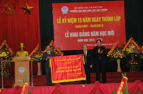 Đồng chí Phó chủ tịch Thường trực UBND Thành phố Đan Đức Hiệp đánh giá cao những thành tích mà Trường Đại học Dân lập Hải Phòng đã đạt được trong 15 năm qua.
