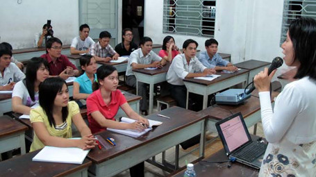 Một lớp học tại chức rất "vắng vẻ".