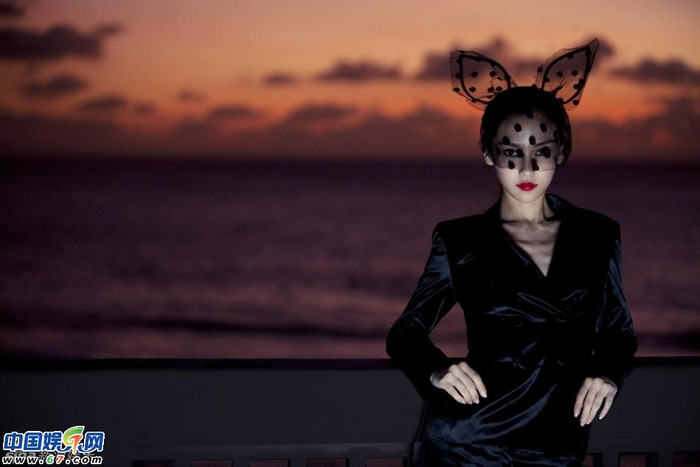 . Ngoài việc tham gia các hợp đồng quảng cáo, làm người mẫu cho các tạp chí thời trang danh tiếng, cô còn tham gia vai diễn trong vở kịch dài 8 tập mang tên Thiên hạ vô địch, và thử sức với vai trò MC truyền hình của Viva Club Disney.