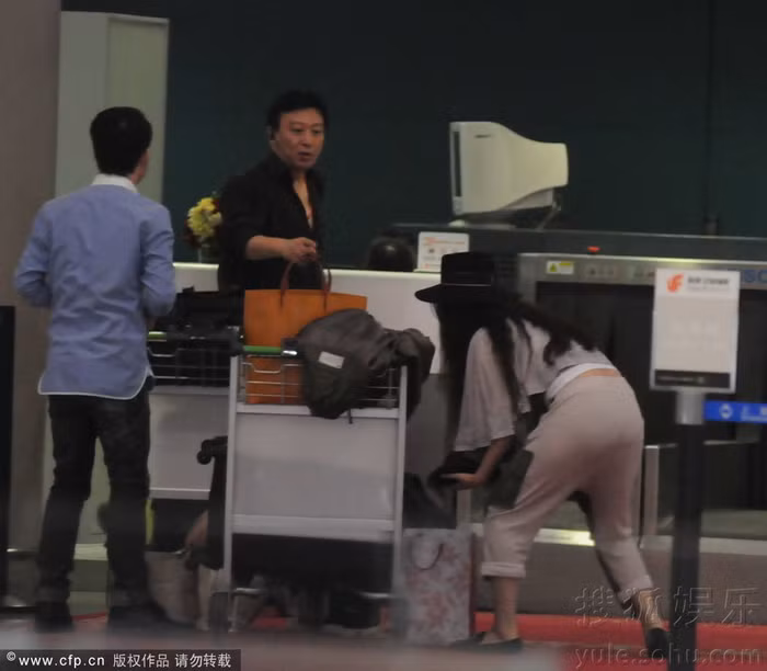 Hình ảnh không mấy đẹp mắt này khiến fan hâm mộ không khỏi ái ngại. Bởi trong mắt người hâm mộ, Phạm Băng Băng luôn được biết đến với một hình ảnh chau chuốt và phong cách.