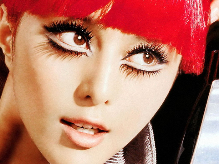 Trước đó không lâu, trong thời gian làm việc tại Hàn Quốc, Phạm Băng Băng cũng liên tiếp cập nhật hình ảnh đời thường gây “sốc” lên blog cá nhân, cũng như những hình ảnh “nổi loạn” liên tục xuất hiện trên các tạp chí thời gian gần đây một lần nữa khiến các fan hâm mộ “choáng váng” bởi tài biến hóa của nàng “tắc hè hoa” này.