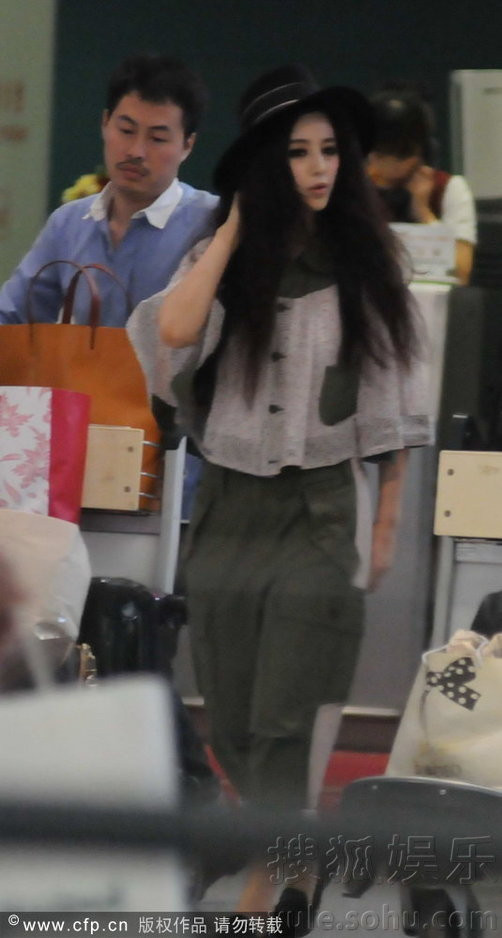 Người đẹp Quan âm sơn vô tư cùng trợ lý Mục Hiểu Quang thu xếp hành lý trong trạng thái quần áo xộc xệch, thậm chí, trong một phút hớ hênh, mỹ nhân họ Phạm vô tình để lộ nội y.