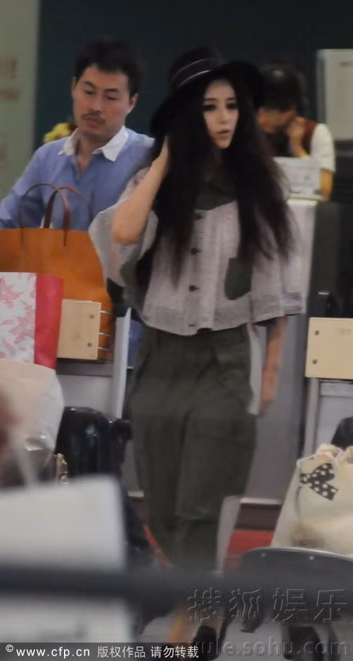 Người đẹp Quan âm sơn vô tư cùng trợ lý Mục Hiểu Quang thu xếp hành lý trong trạng thái quần áo xộc xệch, thậm chí, trong một phút hớ hênh, mỹ nhân họ Phạm vô tình để lộ nội y.