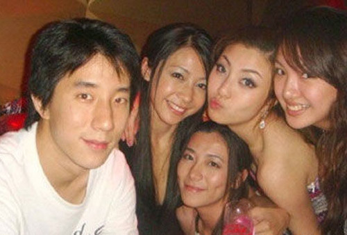 Phòng Tổ Danh đào hoa hơn bố rất nhiều.