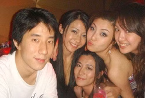 Phòng Tổ Danh đào hoa hơn bố rất nhiều.