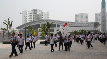 Người ta đã quen nghĩ rằng, học trò trường Ams là những đứa trẻ con nhà giàu, hàng ngày được bố mẹ đưa đi học bằng xe hơi Người ta đã quen nghĩ rằng, học trò trường Ams là những đứa trẻ con nhà giàu, hàng ngày được bố mẹ đưa đi học bằng xe hơi