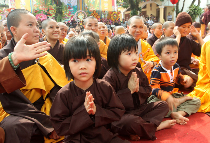 Kể cả những em bé cũng thành kính trước những lời Pháp vương dăn dạy Kể cả những em bé cũng thành kính trước những lời Pháp vương dăn dạy