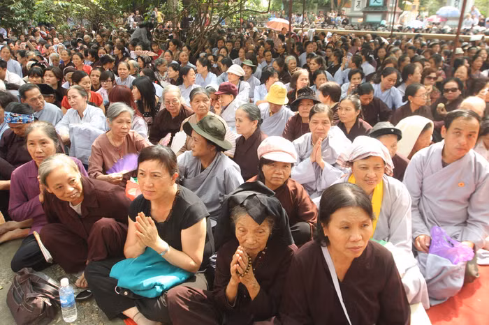 Sự kiện đã thu hút hàng chục nghìn tăng ni và người dân đế nghe thuyết giảng.