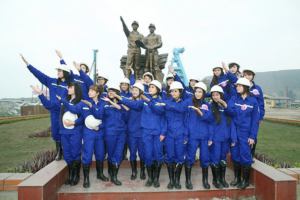 Đối với nhiều cô bé ngày thường ở trong gia đình luôn được bao bọc chiều chuộng thì hôm nay là dịp được tìm hiểu thêm về cuộc sống của những người công nhân thợ mỏ, những khó khăn của ngành cung cấp "vàng đen" cho đất nước trong thời chiến cũng như thời bình...