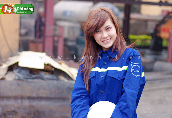 Diễm Trang hội ngộ các thí sinh Miss Teen và tham gia vào chuyến thăm mỏ than.