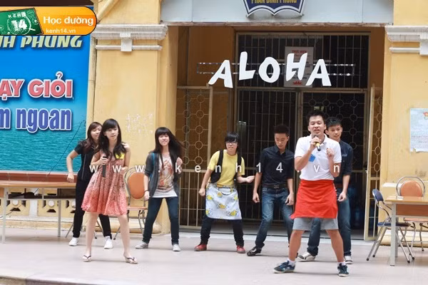 Sáng 6/11, tại sân trường THPT Phan Đình Phùng đã diễn ra buổi luyện tập cho dạ hội Aloha. Buổi luyện tập có sự tham gia đông đảo nhiệt tình của toàn thể HS Phan Đình Phùng và hot teen trong vai trò ban giám khảo như Ngô Thủy Tiên - HHT Icon 2010 và chị Nguyễn Nam Phương – trưởng nhóm hip hop của trường Đại học Ngoại Thương.