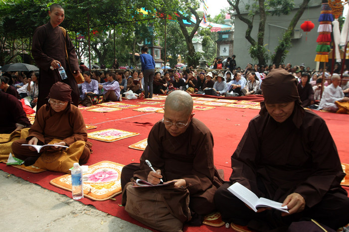 Nhiều người con cẩn thận ghi chép cụ thể những lời vàng ý ngọc của Đức Pháp vương. Nhiều người con cẩn thận ghi chép cụ thể những lời vàng ý ngọc của Đức Pháp vương.