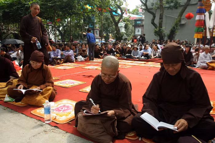 Nhiều người con cẩn thận ghi chép cụ thể những lời vàng ý ngọc của Đức Pháp vương.