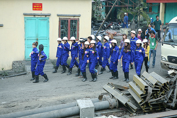 Các MissTeen rất háo hức với hoạt động thăm quan mỏ than.