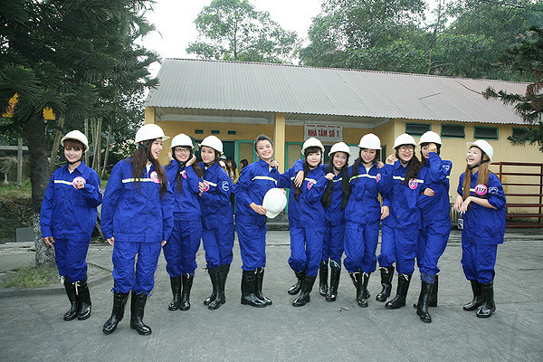 Các MissTeen được mặc trên mình bộ quần áo bảo hộ lao động, lem than...