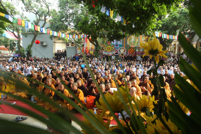 Đức Pháp vương cũng khẳng định rằng, con người muốn đi đến một thế giới bình đẳng trước tiên phải quan tâm đến giáo dục để nâng cao nhận thức Đức Pháp vương cũng khẳng định rằng, con người muốn đi đến một thế giới bình đẳng trước tiên phải quan tâm đến giáo dục để nâng cao nhận thức