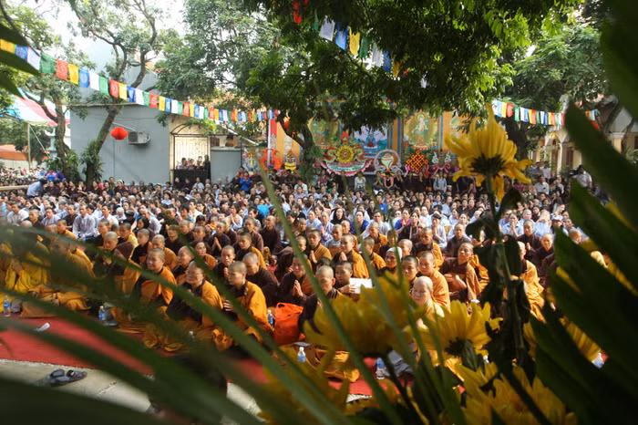 Đức Pháp vương cũng khẳng định rằng, con người muốn đi đến một thế giới bình đẳng trước tiên phải quan tâm đến giáo dục để nâng cao nhận thức