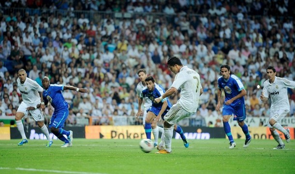 CR7 tự tin bước lên thực hiện thành công quả 11m. 2-1 cho Real. CR7 tự tin bước lên thực hiện thành công quả 11m. 2-1 cho Real.