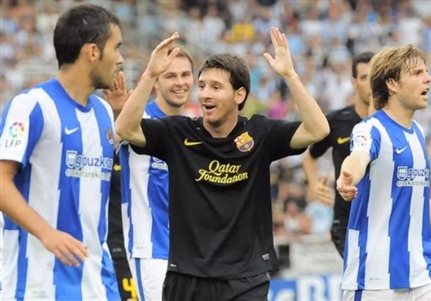 Họ kèm chặt Messi.