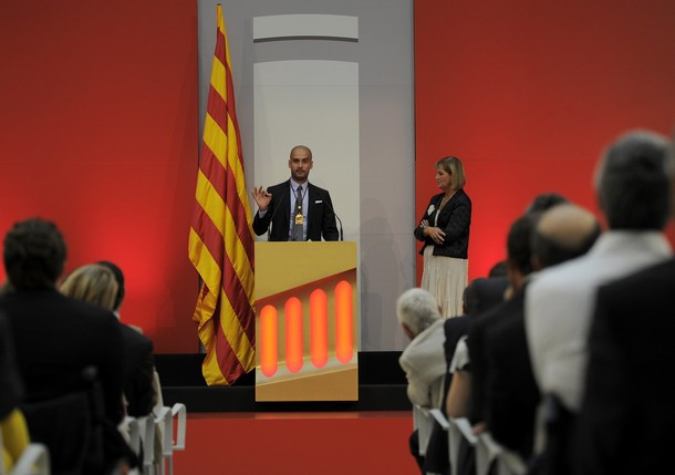 Với những đóng góp cho Barcelona, Guardiola hoàn toàn xứng đáng nhận kỷ niệm chương. Với những đóng góp cho Barcelona, Guardiola hoàn toàn xứng đáng nhận kỷ niệm chương.