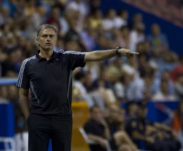 Jose Mourinho điều chỉnh chiến thuật thi đấu.