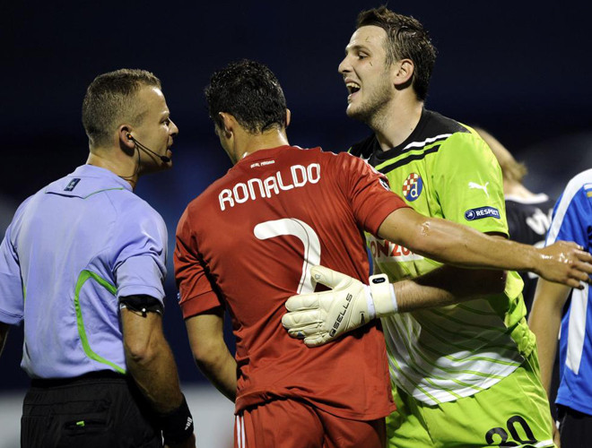 CR7 bức xúc với trọng tài vì không phạt thẻ đối phương. CR7 bức xúc với trọng tài vì không phạt thẻ đối phương.