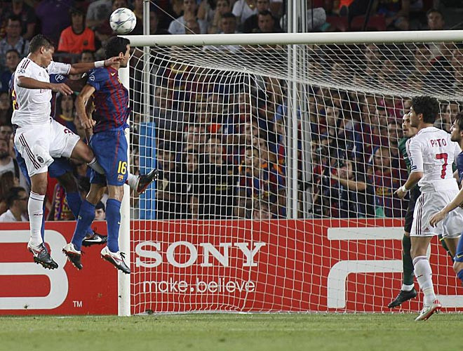 Cú đánh đầu điệu nghệ của Thiago Silva.