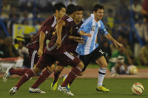 Anh liên tục bị đối thủ đeo bám.